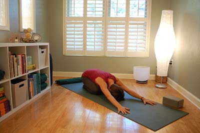 In this sequence, we use yin yoga to open the side body and create the space to welcome new changes in life. With an elongated torso, you can breathe easier, stand taller, and move into the uncertainty of life with confidence and grace.